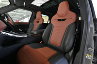 「レンジローバー・スポーツSV エディションツー」専用となる「SVパフォーマンスシート」をフロントに採用。16Wayの電動調節機構にヒーターとベンチレーション、SUBPAC社が開発したシート振動システム「ボディー&ソウルシート」システムが備わる。