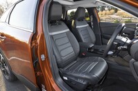 「C5エアクロスSUV」から採用されている「アドバンストコンフォートシート」。フォームの厚みは15mmを確保しており、座るとじんわりと沈み込む。