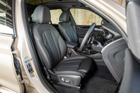 ヴァーネスカレザーのシートは「xライン」には標準装備、「Mスポーツ」では「ハイラインパッケージ」に含まれるオプション装備となる。