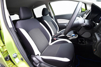 ブラック×ホワイトのコントラストが特徴的なフロントシート。