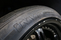 新たな「バイパー」の相方は「ニットー・インヴォ」。グリップ力の高さと快適性の両立をうたう欲張りな一品だが、その登場は2006年と古い。