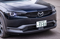 フロントまわりのデザインは、従来の「MX-30」に準じており、ここから「ロータリーEV」であることを判別するのは難しい。「エディションR」には、シグネチャーLEDランプが内蔵されるアダプティブLEDヘッドライトが標準で装備される。