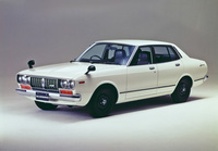 1976年にフルモデルチェンジした「ブルーバード」(810)の4ドアセダン。ソフトな雰囲気は残るものの、セミファストバックからノッチバックに戻ったと言っていいだろう。