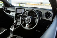 AT仕様の「RZ“ハイパフォーマンス”」のインテリア。絶壁のようなインストゥルメントパネルは、スーパー耐久シリーズや全日本ラリー選手権の競技車両をモチーフにしたもので、24式(2024年モデル)から導入された。