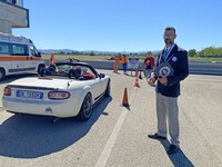 午後1時過ぎ、ギネス公式判定員のロレンツォ・ヴェルトリ氏が台数を計測するなか、参加者はコースに入っていった。