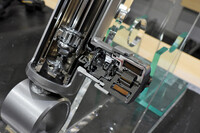 ソレノイドバルブ(写真)を用いた可変ダンパーは、制御の緻密さや応答性の高さに加え、モーターの駆動音がないことによる静粛性の高さも特徴とされる。また安全面では、電源失墜時に機械的にミディアム減衰に固定される特性があり、これがフェイルセーフとして機能する。