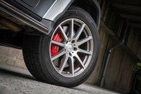 タイヤサイズは標準車よりやや低偏平な275/50R20。制動装置には、赤いキャリパーが目を引くAMG強化ブレーキシステムが装備される。