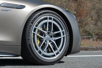 タイヤ&ホイールは20インチで試乗車はミシュランのハイパフォーマンスタイヤ「パイロットスポーツ4 S」を履いていた。2重リムタイプのホイールは懐かしさと新しさが同居するデザインだ。