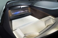 「103EX」のインテリア。驚くほどシンプルだが、その空間はロールス・ロイスならではのクオリティーで構成されている。