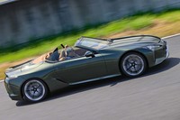 「LC500コンバーチブル」においては、マグネシウムやアルミニウムといった軽量素材を最適に配置するなどして優れた重量バランスが追求された。