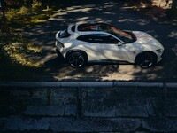 カーボン製ルーフを採用するなどして軽量化と低重心化を図っている。前後重量配分は49:51。