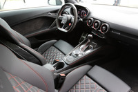 ブラックで統一されたスポーティーなインテリア。ハンドル位置は右と左から選べる。