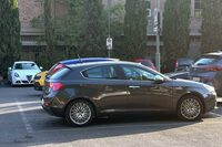 何気なく撮った「ジュリエッタ」の写真に、もう1台写り込んでいた。シエナ県で2025年夏撮影。