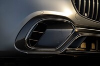 バンパーの開口部やドアミラーなどはグロスブラックで仕立てられる。