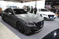 「クラウン コンセプト」。左はTRDによるカスタマイズ仕様、右はメーカー純正エアロパーツなどのオプションパーツを装着したもの。