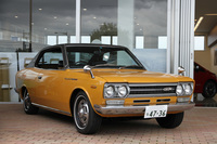 デビューから2年強を経た1970年6月、遅ればせながら日産初となる2ドアハードトップが追加設定された。これはトップグレードの「ローレル ハードトップ2000GX」。2リッターに拡大され、SUツインキャブを備えて最高出力125ps/5800rpm、最大トルク17.5kgm/3600rpmを発生するG20型エンジンを搭載。