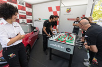 アバルトユーザーの選手や関係者、ゲストのために設置された、アバルトのホスピタリティーブース。そこら辺のイタ飯屋よりもおいしい料理が提供される。クルーを送り出すと暇になるメカニックは、もっぱら昼寝か、こうしてゲームで時間を潰す。