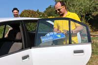 幼なじみのマッテオさんに、当日の記念プレートを貼ってもらう。