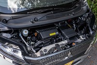 「eKクロスT」に搭載される0.66リッターの直3ターボエンジンは、最高出力64ps、最大トルク100Nmを発生。これに2kWの出力を持つ電気モーターとリチウムイオン電池を組み合わせたマイルドハイブリッドシステムが加わる。