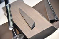 上質感については、乗り心地や静粛性の改善に加え、内外装のデザインや使用される素材を通しても追求。特に上級グレード「Lパッケージ」のインテリアには、本杢やナッパレザー、スエード調表皮などの高級素材を採用している。