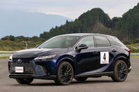 「レクサスRX」ではクラウド学習によるシャシー制御を体験。走行時の挙動データがクラウドにアップロードされ、減衰力制御をAIが解析。次に同じ道を走ったときには最適な減衰力データをダウンロードして走るというテクノロジーだ。