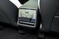 各種機能を直感的に操作できる、後席用タッチスクリーンも追加された。