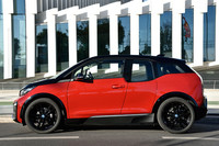 サイドビューでは、Aピラーと同じくハイグロスブラックで仕上げられたモノトーンのルーフも、「i3s」の特徴となっている。