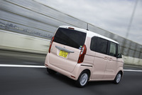 こちらはターボエンジンを搭載した「N-BOX G・EXターボHonda SENSING」。ターボモデルの燃費は23.0~25.6km/リッター(JC08モード)。