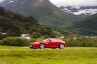 直4モデルでは軽量化に伴いシャシーのチューニングも変更。サスペンションのスプリングレートをフロントで3%、リアで4%下げているほか、電動パワーステアリングの制御も最適化している。