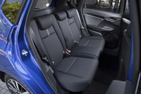 初代から続くセンタータンクレイアウトにより、後部座席の足元は広々としている。