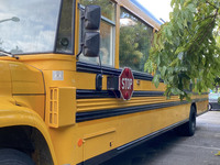 車体左側。乗降中に、対向車に停車を促す「STOP」の表示および、それを飛び出させるアームが。