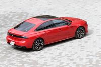 新型「プジョー508」のボディーサイズは、全長×全幅×全高=4750×1860×1420mm、ホイールベース=2800mm。試乗車に装着されていたパノラミックサンルーフは、「フルパッケージ」と呼ばれるオプションに組み込まれているアイテム。