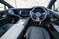 12.3インチのコックピットディスプレイ(メーター)と17.7インチのメディアディスプレイ(センター)、12.3インチの助手席ディスプレイからなる「MBUXハイパーディスプレイ」は「EQS53 4MATIC+」に標準装備。ショーカーのようなダッシュボードだ。