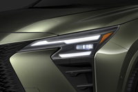 ヘッドランプはターンシグナルランプとデイタイムランニングライト(DRL)を統合し、ターンランプと合わせてダブルラインを表現している。