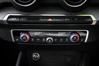 センターコンソールのスイッチ類。左上に走行モードの選択ボタンがレイアウトされる。エアコンは左右独立式。