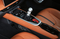 センターコンソールにはスタートスイッチやシフトノブ、ドライブモードセレクターなどを配置。2個のカップホルダーが装備された点も朗報といえるだろう。