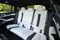 左右の座面中央にブラックのアクセントが入る表皮デザインは、前席に準じたもの。後席の背もたれには40:20:40の分割可倒機構が備わる。後席の座面上部にまで開口部が迫る「スカイラウンジパノラマガラスサンルーフ」は、38万3000円の有償オプション。