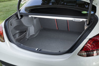 トランクルームの容量は445リッター。リアシートの背もたれは3分割で前に倒せる。