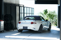 「ロードスター」の特別仕様車「990S」にも新走行デバイス「キネマティック・ポスチャー・コントロール」が採用されている。