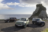 写真左から「ディフェンダー130」、「ディフェンダー90」、「ディフェンダー110」。今回はこの3台を郊外に連れ出し、各モデルの特長をチェックした。