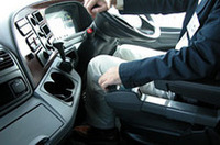 「テリジェント・オートマチック・ギアシフト」と呼ばれる16段ATのシフターは、アームレストに置いた左手にすんなり収まるようにできている。その前方のレバーはパーキングブレーキ。乗員を包み込むようなインパネには、各種スイッチや計器が整然と並ぶ。