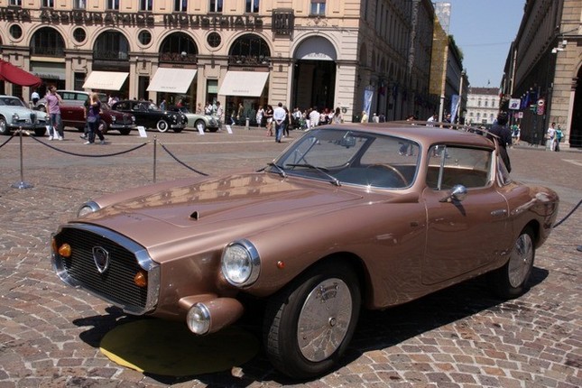 1959年「ランチア・フラミニア クーペ ロレイモ」。1960年パリサロン用に製作された。デザインは、たばこ「ピース」のデザインで知られる、あのレイモンド・ロウイ。ルーフ後方のスポイラーは、15年後のストラトスでも再現されている。