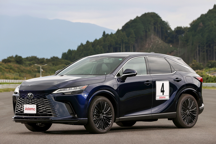 「レクサスRX」ではクラウド学習によるシャシー制御を体験。走行時の挙動データがクラウドにアップロードされ、減衰力制御をAIが解析。次に同じ道を走ったときには最適な減衰力データをダウンロードして走るというテクノロジーだ。