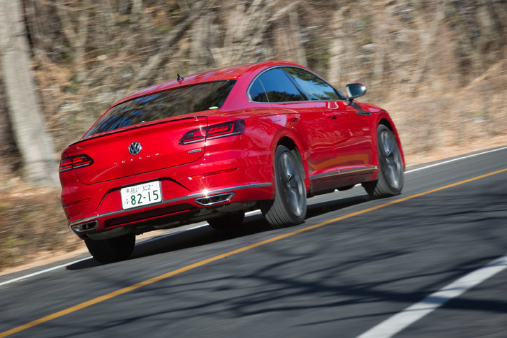 高効率のパワープラントに加え、アイドリングストップ機構やブレーキエネルギー回生機構などが採用された「アルテオン」。燃費はJC08モードで13.3km/リッターとなっている。