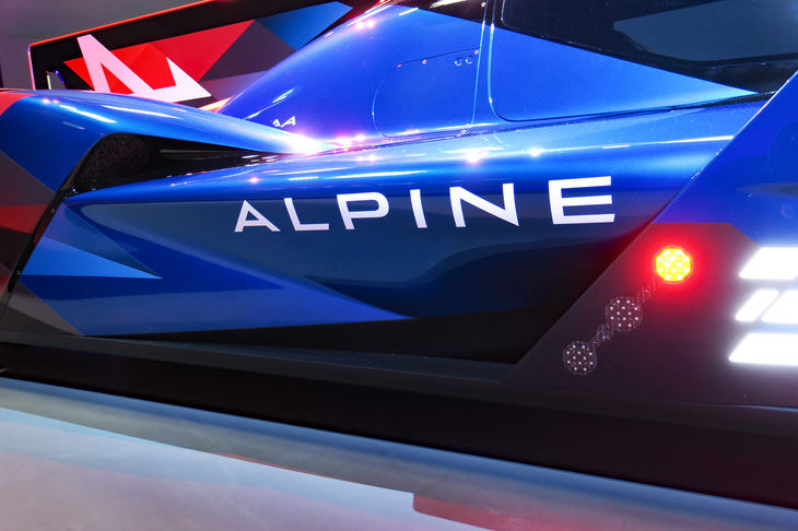 サイドポンツーンの意匠は、F1マシンのそれや「A110」のドアパネルのプレスラインを意識したものだという。