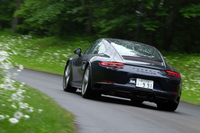 「911」シリーズの「GTS」では、前輪に対して高速走行時には同位相、低速走行時には逆位相に後輪を操舵するリアアクスルステアもオプションで用意される。