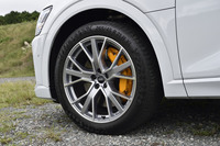 試乗車は265/45R21サイズの「コンチネンタル・プレミアムコンタクト6」タイヤを装着していた。「ファーストエディション」には「5Vスポークスターデザイン」ホイールとオレンジ色のブレーキキャリパーが標準装備される。