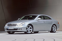 2004年に誕生した初代「CLS」。今ではおなじみとなった、ドイツプレミアムブランドの4ドア/5ドアクーペの先駆けとなった。