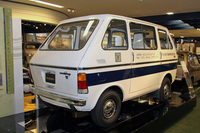 「キャリイバン」のリアビュー。これは1970年の大阪万博の際に会場施設パトロール用として湯浅電池(現GSユアサ)と共同開発した電気自動車を復元したもので、スズキ歴史館に展示されている。