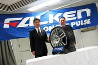 住友ゴム工業の西 実専務(左)と、タイヤ国内リプレイス営業本部長の増田栄一氏(右)。